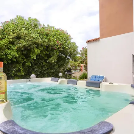 別荘 Isola Blu, Jacuzzi & Pool By Domusaway